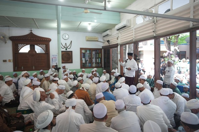 Bacapres Anies Baswedan dalam acara Haul ke-113 Habib Ali bin Al-Habsyi di Masjid Ar-Riyadh, Solo pada Sabtu (4/11). Foto: Dok. Istimewa