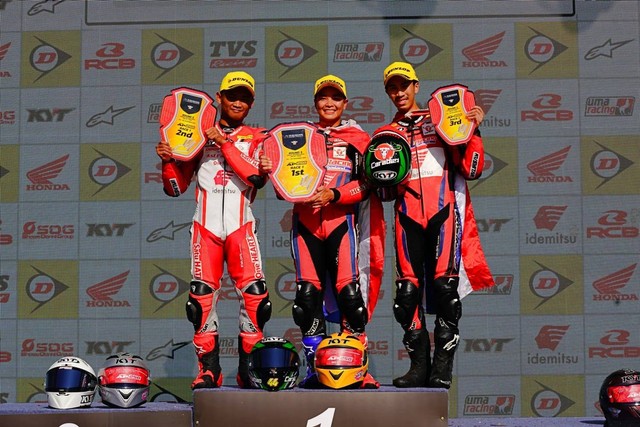 Pebalap Astra Honda Racing Team (AHRT) Rheza Danica Ahrens (kiri) berhasil raih podium kedua pada race pertama kelas Asia Production 250cc (AP250) di ajang Asia Road Racing Championship (ARRC) 2023 seri China. Foto: Dok. AHM 