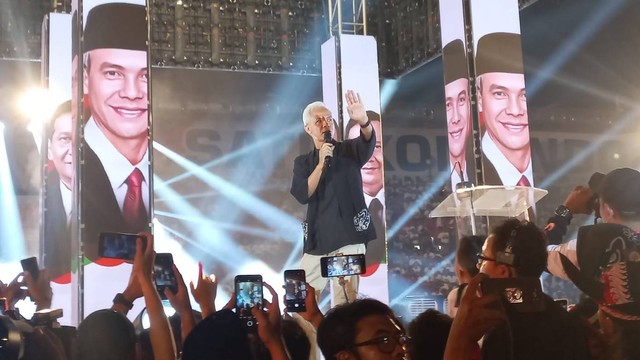 Bacapres Ganjar Pranowo dalam rapat internal Tim Pemenangan Daerah Ganjar-Mahfud di Stadion Jatidiri Semarang, Jawa Tengah, Sabtu (4/11/2023). Foto: Intan Alliva Khansa/kumparan