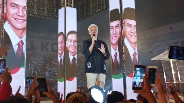 Bacapres Ganjar Pranowo dalam rapat internal Tim Pemenangan Daerah Ganjar-Mahfud di Stadion Jatidiri Semarang, Jawa Tengah, Sabtu (4/11/2023). Foto: Intan Alliva Khansa/kumparan