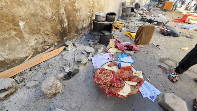 Adonan roti tergeletak di tanah, menyusul serangan di sekolah yang dikelola PBB yang menampung para pengungsi, di kamp pengungsi Jabalia di Jalur Gaza utara, Sabtu (4/11/2023). Foto: Anas al-Shareef/REUTERS