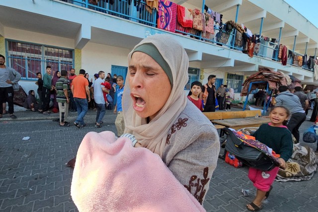 Warga Palestina bereaksi menyusul serangan di sekolah milik PBB yang menampung para pengungsi, di kamp pengungsi Jabalia di Jalur Gaza utara, Sabtu (4/11/2023). Foto: Anas al-Shareef/REUTERS