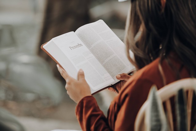 Ilustrasi Cara Menceritakan Kembali Peristiwa dalam Bacaan, Foto: Unsplash/Joel Muniz