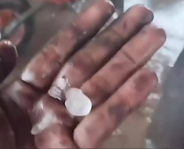 Potongan video hujan es yang terjadi di Palembang
