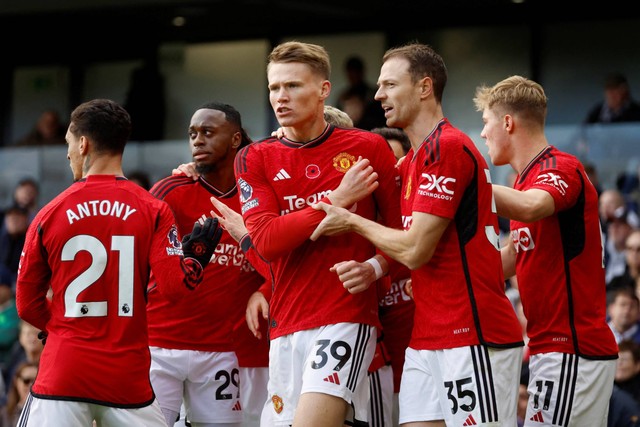 Pemain Manchester United Scott McTominay merayakan gol bersama rekan satu timnya yang kemudian dianulir, saat hadapi Fullham, di Craven Cottage, London, Inggris, Sabtu (4/11/2023). Foto: Peter Cziborra/REUTERS