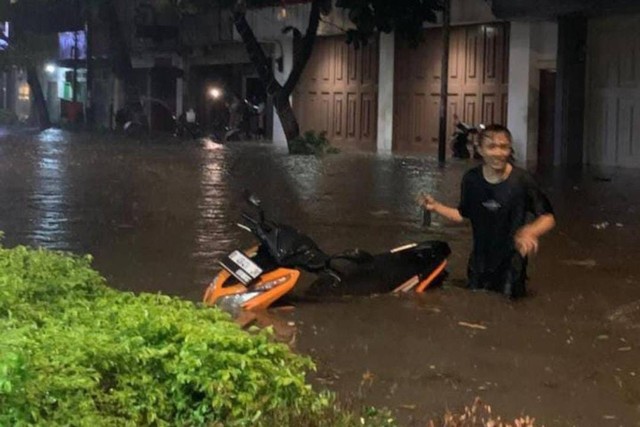 Hujan badai menerjang wilayah Kabupaten Cianjur, Jawa Barat menyebabkan sejumlah pemukiman warga dan ruas jalan di dalam kota terendam banjir serta puluhan pohon di kanan kiri jalan tumbang menutup badan jalan, Sabtu (4/11/2023). Foto: Dok. Istimewa