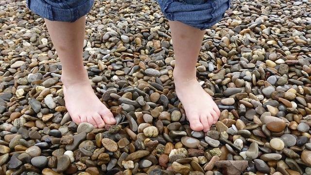 Ilustrasi perbedaan grounding dan earthing. Sumber : pixabay