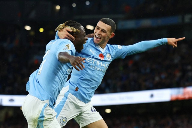 Pemain Manchester City Phil Foden merayakan mencetak gol keempat mereka bersama Jeremy Doku saat hadapi AFC Bournemouth, di Etihad Stadium, Manchester, Inggris, Sabtu (4/11/2023). Foto: Molly Darlington/REUTERS