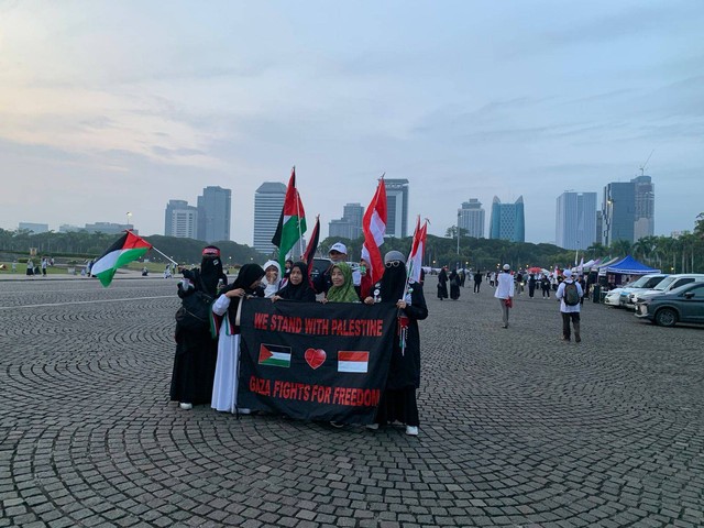 Massa aksi damai bela Palestina mulai berdatangan ke Monas, Minggu (5/11/2023). Foto: Luthfi Humam/kumparan