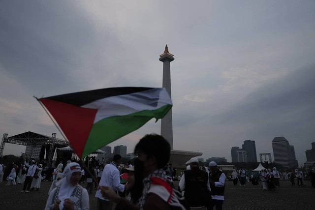 Sejumlah peserta Aksi Bela Palestina tiba dengan atribut Palestina dan Indonesia di kawasan Monas, Jakarta, Minggu (5/11/2023). Foto: Iqbal Firdaus/kumparan