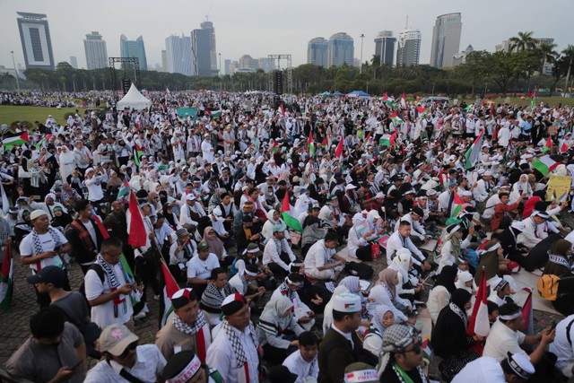 Massa aksi damai bela Palestina berkumpul di panggung utama aksi di kawasan Monas, Jakarta, Minggu (5/11/2023). Foto: Iqbal Firdaus/kumparan