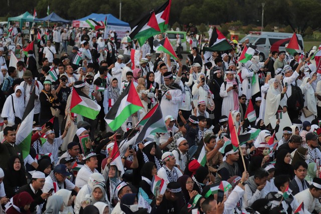 Massa aksi damai bela Palestina berkumpul di panggung utama aksi di kawasan Monas, Jakarta, Minggu (5/11/2023). Foto: Iqbal Firdaus/kumparan