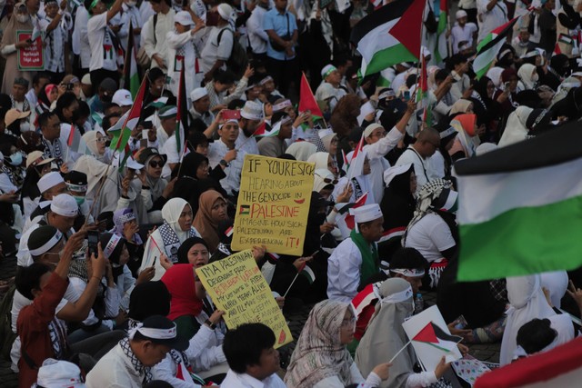 Massa aksi damai bela Palestina berkumpul di panggung utama aksi di kawasan Monas, Jakarta, Minggu (5/11/2023). Foto: Iqbal Firdaus/kumparan