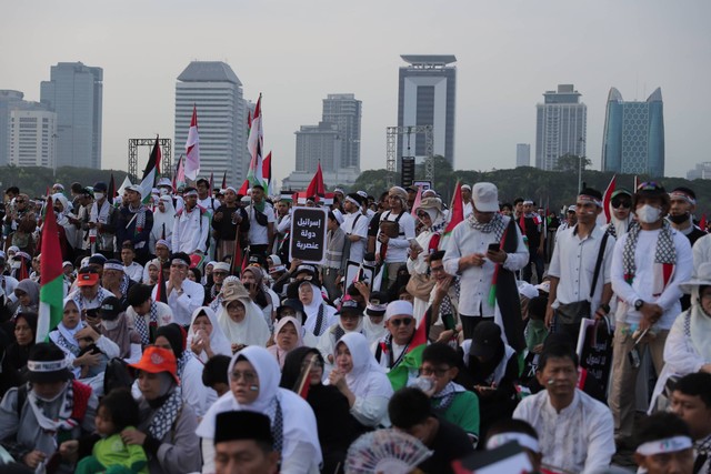 Massa aksi damai bela Palestina berkumpul di panggung utama aksi di kawasan Monas, Jakarta, Minggu (5/11/2023). Foto: Iqbal Firdaus/kumparan