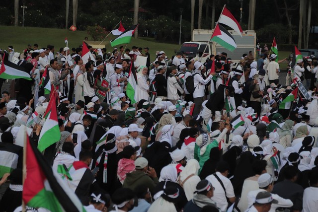 Massa aksi damai bela Palestina berkumpul di panggung utama aksi di kawasan Monas, Jakarta, Minggu (5/11/2023). Foto: Iqbal Firdaus/kumparan