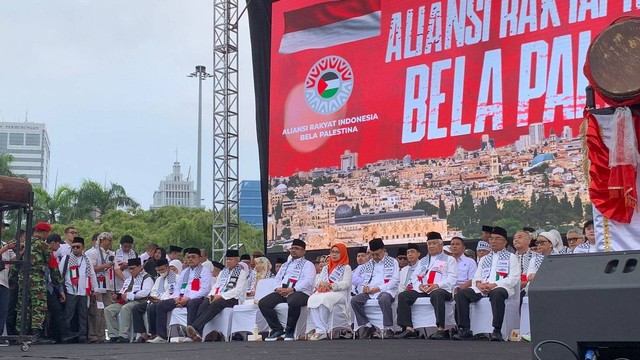 Sejumlah tokoh di aksi damai bela Palestina di panggung utama aksi di kawasan Monas, Jakarta, Minggu (5/11/2023). Foto: Luthfi Humam/kumparan