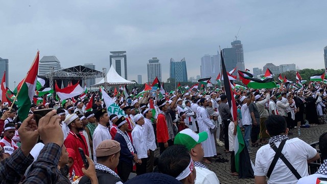 Massa aksi damai bela Palestina sudah mulai berkumpul di panggung utama aksi di kawasan Monas, Jakarta, Minggu (5/11/2023). Foto: Luthfi Humam/kumparan