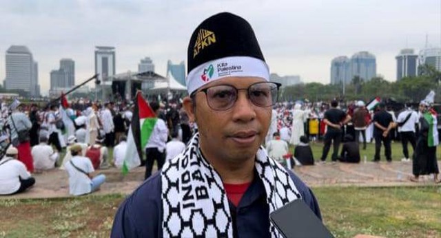 Pengurus Ponpes Nuu Waar AFKN Bekasi, Muhammad Jufri Halim dalam aksi bela Palestina di Monas, Jakarta Pusat, Minggu (5/11). Foto: Fadlan/kumparan