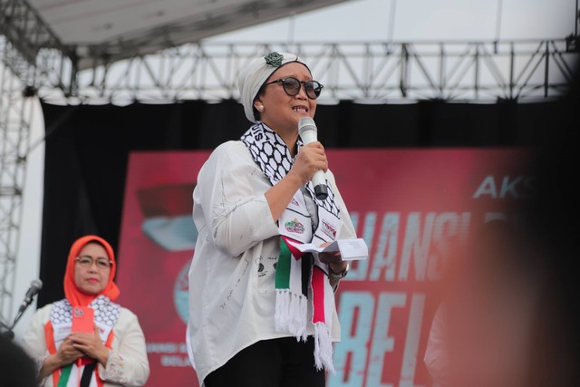 Menlu Retno Marsudi bacakan puisi saat Aksi Bela Palestina di Monas, Minggu (5/11/2023). Foto: Iqbal Firdaus/kumparan