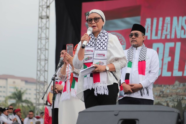 Menlu Retno Marsudi bacakan puisi saat Aksi Bela Palestina di Monas, Minggu (5/11/2023). Foto: Iqbal Firdaus/kumparan