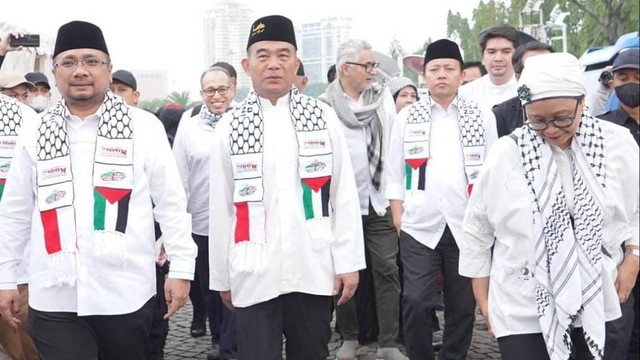 Menag Yaqut Cholil Qoumas bersama Menko PMK Muhadjir Efendi dan Menlu Retno Marsudi tiba di Monas, Minggu (5/11/2023). Foto: Kemenag RI