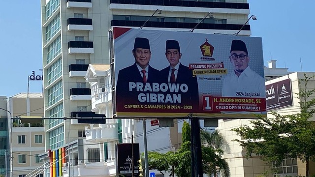 Baliho Prabowo-Gibran di Jalan Jenderal Sudirman. Foto: Irwanda