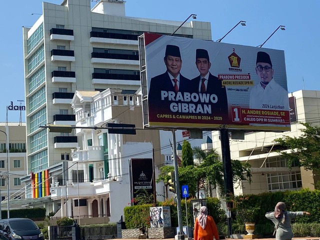 Baliho bakal calon Presiden dan Wakil Presiden Rl Prabowo Subianto-Gibran Rakabuming Raka di Jalan Jenderal Sudirman. Foto: Irwanda