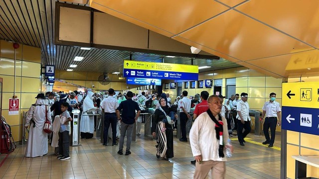 KCI sebut da peningkatan yang cukup signifikan pada jumlah pengguna yang turun di Stasiun Gondangdia dan Stasiun Juanda pada pagi hari ini. Hingga pukul 09.00 WIB, tercatat sebanyak 21.606 orang yang turun di stasiun tersebut. dok KCI 