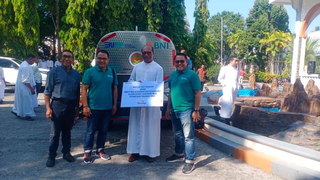 Keterangan foto:Pose bersama saat penyerahan bantuan mobil truk tangki air dari BNI kepada Seminari Tinggi Ritapiret, Minggu (5/11/2023) pagi.