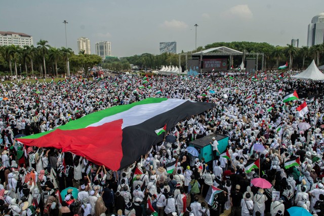 Massa mengikuti aksi akbar Aliansi Rakyat Indonesia Bela Palestina di kawasan Monas, Jakarta, Minggu (5/11/2023). Foto: Bayu Pratama S/Antara Foto