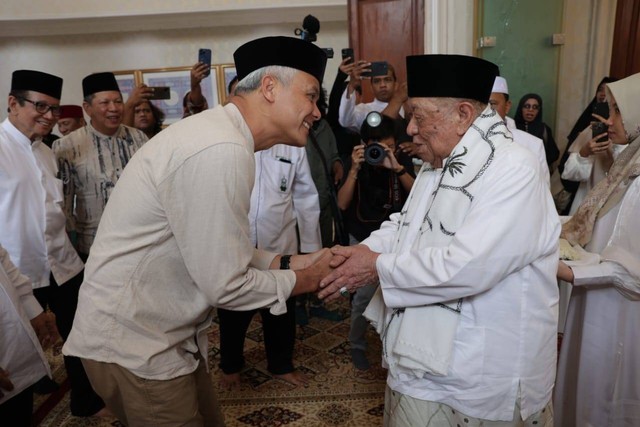 Calon presiden Ganjar Pranowo bersilaturahmi dengan tokoh masyarakat dan agama di Sumatera Selatan di kediaman KMS (Kemas) H. Abdul Halim Ali, Minggu (5/11/2023).  Foto: Dok. Istimewa