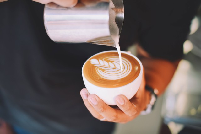 Ilustrasi: Cara Belajar Membuat Latte Art. Sumber: Chevanon Photography/Pexels.com