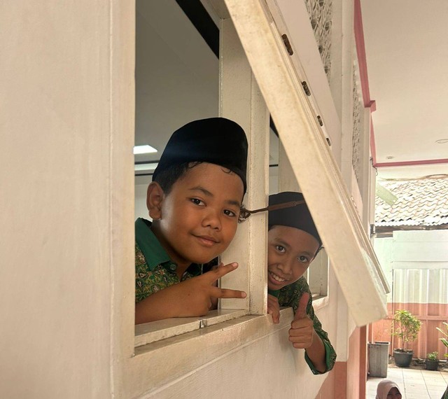 Dokumentasi Pribadi. Foto dengan dua murid di Madrasah Ibtidaiyah Yusufiyah (Foto: Nabiel Nastiar)