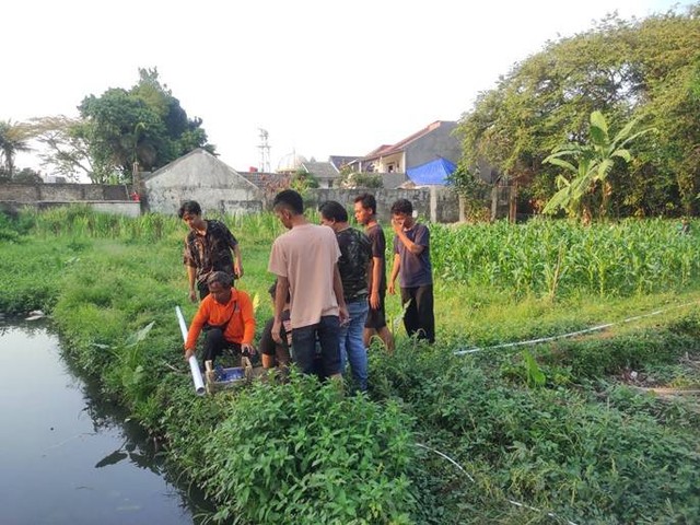 Himagron IPB Kenalkan Sistem Irigasi Sprinkler ke Pemuda di Kelurahan Bubulak