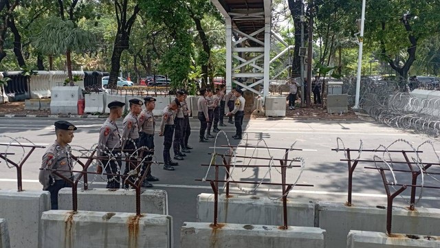 Penjagaan aksi demontrasi dari Aksi 612 Kepung Mahkamah Konstitusi di depan Patung Kuda, Jakarta Pusat, Senin (6/11/2023). Foto: Fadlan/kumparan