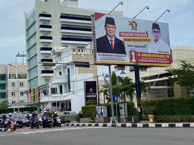 Baliho bakal Capres RI dari Koalisi Indonesia Maju (KIM), Prabowo Subianto yang telah diganti tidak ada lagi bakal Cawapres Gibran Rakabuming. Foto: Irwanda