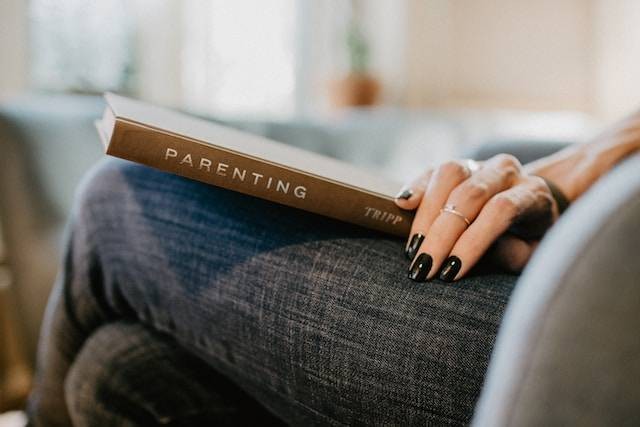 Ilustrasi Parenting Generasi Z. Foto: Unsplash.com/Kelly Sikkema