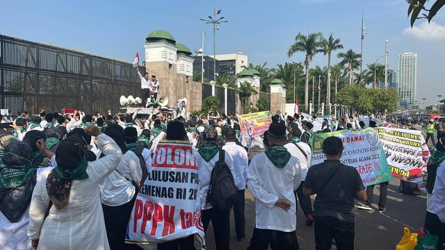 Aksi demo guru honorer di depan DPR, Senin (6/11/2023). Foto: Dok. Istimewa