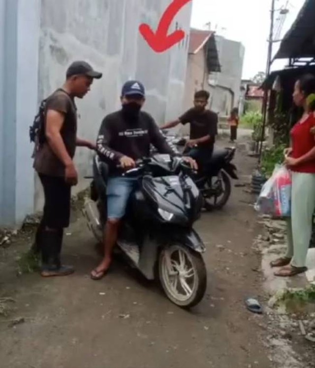 Pria yang bawa mayat perempuan di motor. Dok: Ist.