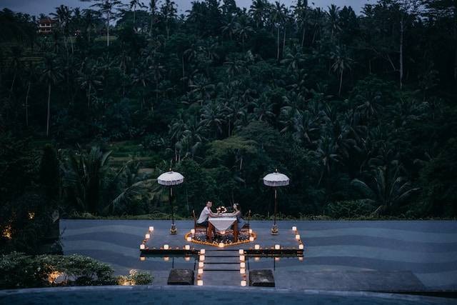 Ilustrasi tempat dinner di Uluwatu. Sumber: Unsplash/Oleksii Ivanov