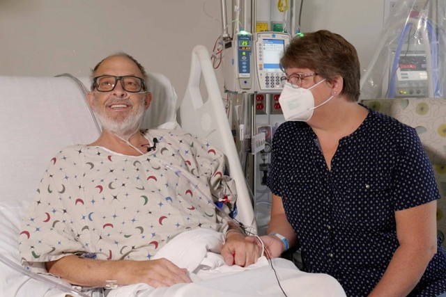 Lawrence Faucette duduk bersama istrinya, Ann, di rumah sakit sekolah di Baltimore, Md., pada September 2023, sebelum menerima transplantasi jantung babi. Foto: Mark Teske/University of Maryland School of Medicine via AP