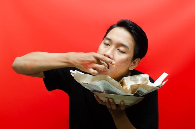 Ilustrasi makan pakai tangan. Foto: Shutterstock