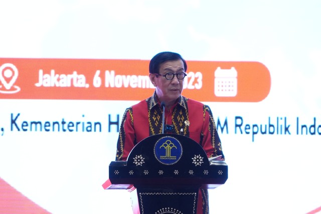 Menkum HAM, Yasonna Laoly saat peluncuran Peraturan Presiden Nomor 60 tahun 2023 tentang Strategi Nasional Bisnis dan Hak Asasi Manusia, di Graha Pengayoman Jakarta Selatan, Senin 6 November 2023. (Foto: Havijay/Kemenkumham)