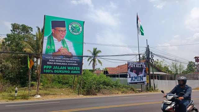 Sebuah spanduk berisi dukungan PPP "Jalan Wates" ke pasangan Amin (Anies Baswedan-Cak Imin) muncul di Jalan Wates Km 8, Kapanewon Gamping, Kabupaten Sleman, Senin (6/11). Foto: Arfiansyah Panji Purnandaru/kumparan