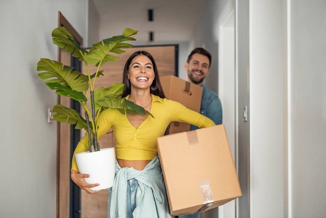 Ilustrasi pasangan baru yang tengah pindah rumah. Sumber: Shutterstock