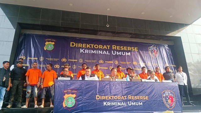 Polda Metro Jaya menampilkan 9 orang dari 11 tersangka dari kelompok John Kei vs Nus Kei yang terlibat, buntut penembakan di Bekasi. Foto: Thomas Bosco/kumparan