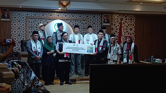 Konferensi Pers MUI mengenai penyerahan bantuan kemanusiaan untuk Palestina dari Aksi Akbar Aliansi Rakyat Indonesia Bela Palestina di kantor MUI Pusat, Menteng, Jakarta Pusat, Senin (6/11).  Foto: Fadlan/kumparan