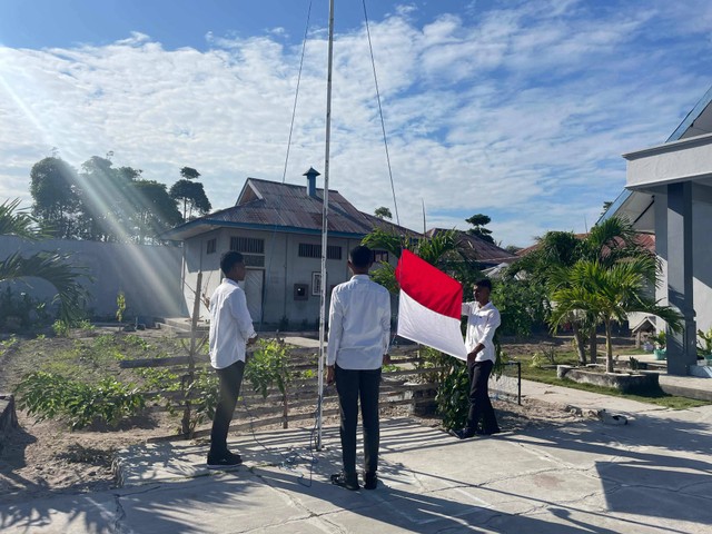 Warga Binaan Lapas Namlea Ikut Upacara Bendera | Kumparan.com