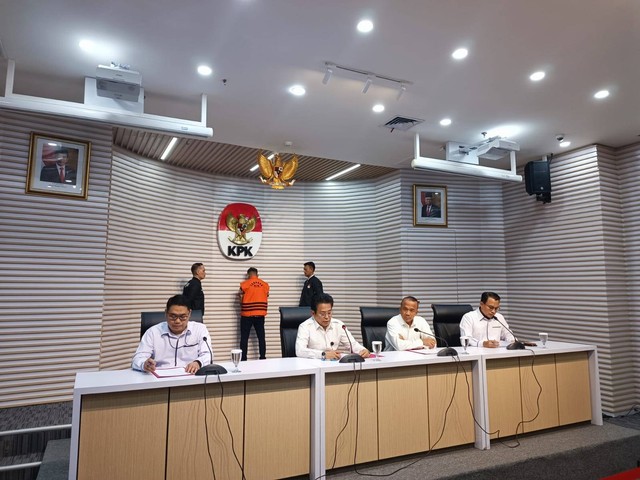 KPK tahan tersangka dugaan korupsi pemberian hadiah di lingkungan Perkeretaapian Bandung, Senin (6/11).  Foto: Hedi/kumparan