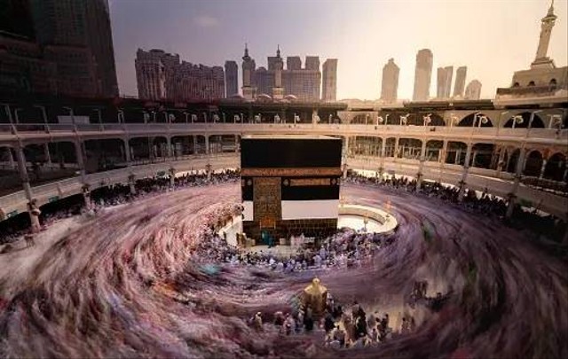 Ilustrasi Tawaf yang Dilakukan pada Saat Tiba di Mekah. Sumber Unsplash/Photosensia